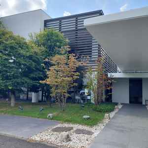 緑と白がステキなエントランス