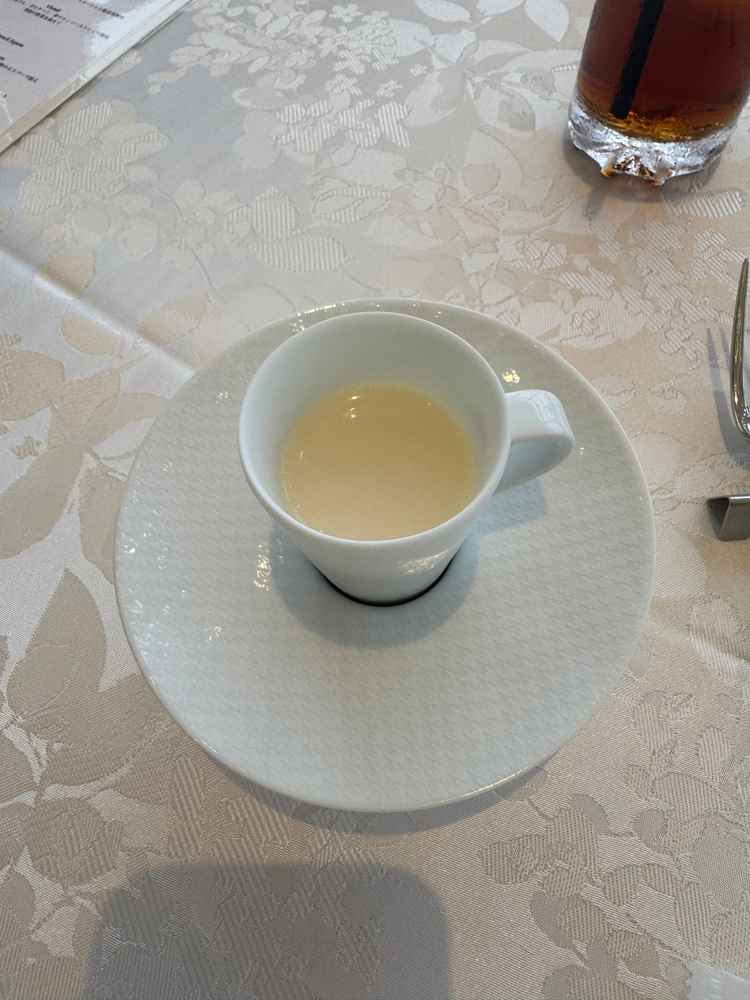 カブのスープ。冷製でとてもおいしかった。メイン料理の前に提供されて、夏なので季節にあっていて良かった