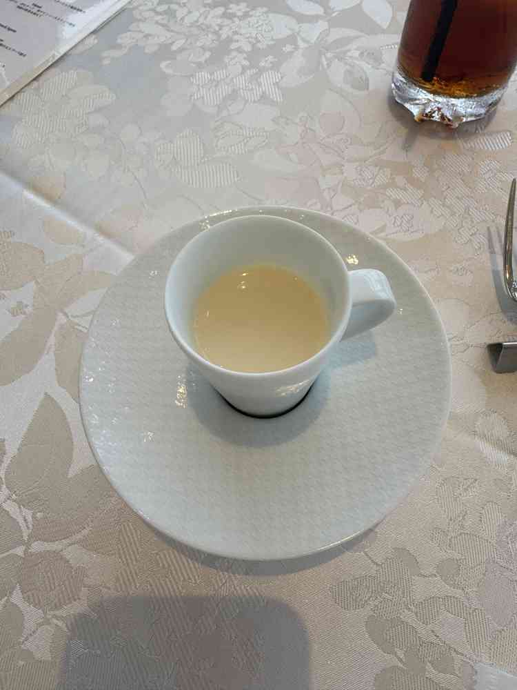 カブのスープ。冷製でとてもおいしかった。メイン料理の前に提供されて、夏なので季節にあっていて良かった