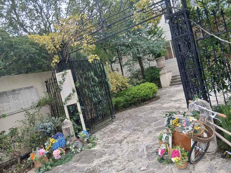 入り口のゲートです。駅から歩いていて1分かからない場所で、可愛らしい花や装飾で来た人を迎えてくれます