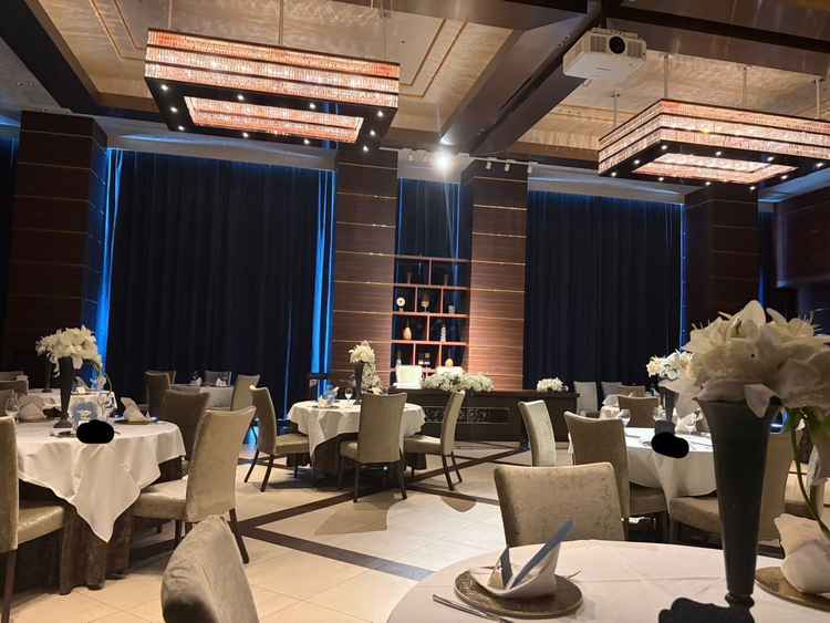 ２つある披露宴会場の中でも、ナチュラルな雰囲気の会場です。カーテンの開閉によって印象が変わります。