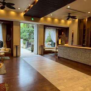 開放的なエントランス。カラーリングがホワイト、ブラウンで統一されており落ち着いた雰囲気を感じました。