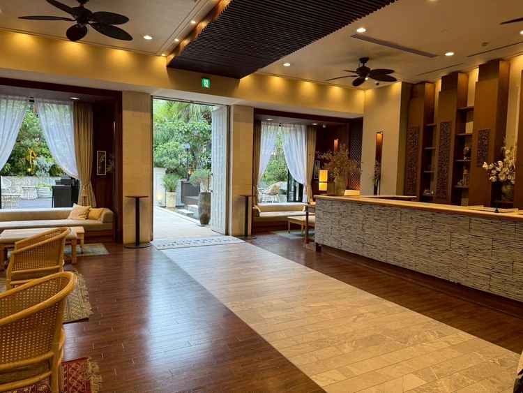 開放的なエントランス。カラーリングがホワイト、ブラウンで統一されており落ち着いた雰囲気を感じました。