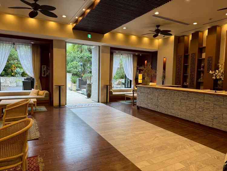 開放的なエントランス。カラーリングがホワイト、ブラウンで統一されており落ち着いた雰囲気を感じました。