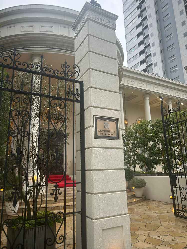 オフィス街の一角に高級感のある建物がある感じです。堂々とした門構えでそこにも惹かれました。