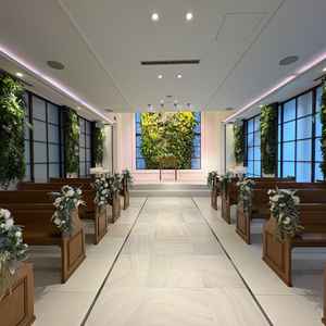 室内挙式会場。白とグリーンのコントラストが綺麗で、コンパクトな印象。