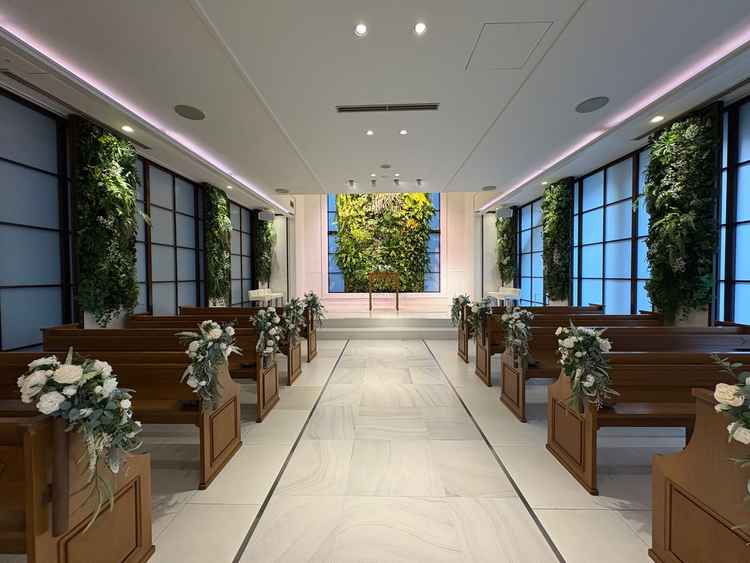 室内挙式会場。白とグリーンのコントラストが綺麗で、コンパクトな印象。