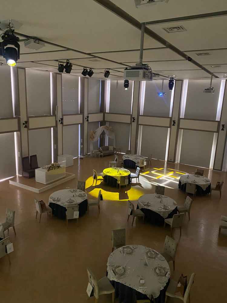 披露宴会場。とても天井が高く、広い空間でした。プロジェクトマッピングが使えました。