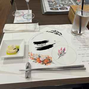 名前の印刷されたランチョンマットの写真。ゲスト目線で、自分の名前が記載されていたら嬉しいと思った