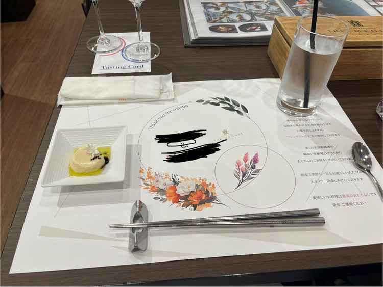 名前の印刷されたランチョンマットの写真。ゲスト目線で、自分の名前が記載されていたら嬉しいと思った