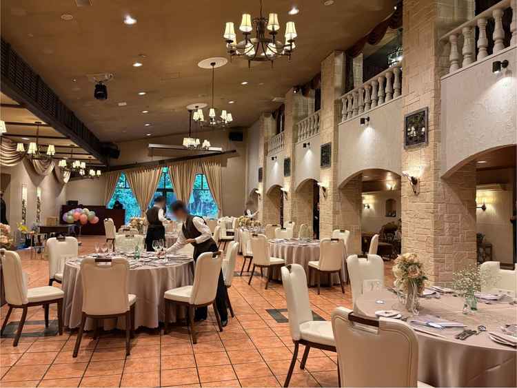 披露宴会場の写真。この後実際に式をあげる方がいたためその準備中でイメージがつかみやすかったです。