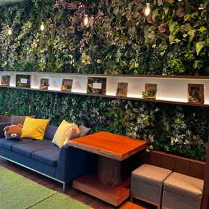 披露宴会場前のスペース。明るく開放的