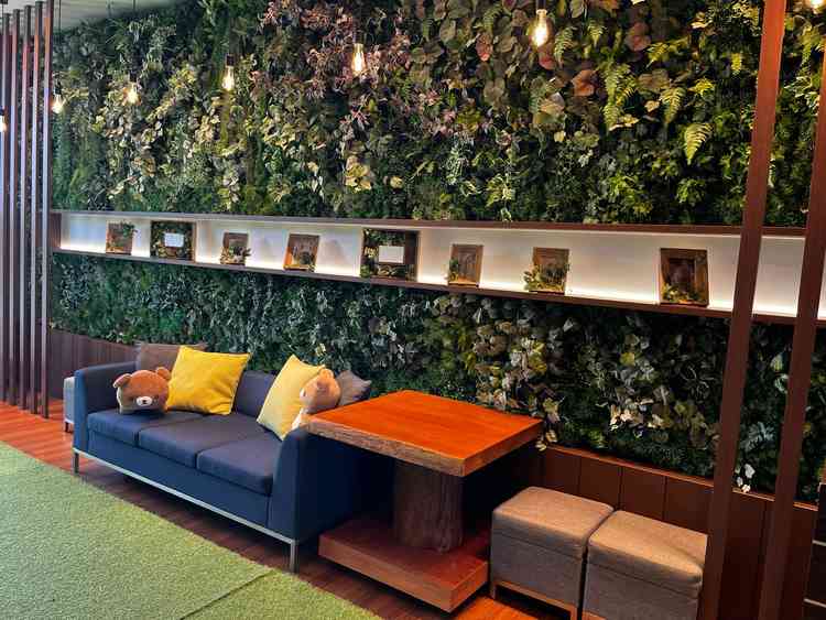 披露宴会場前のスペース。明るく開放的