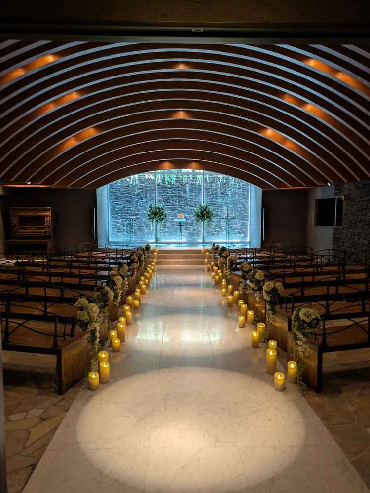 青の背景にラウンドの木材か映えるチャペル