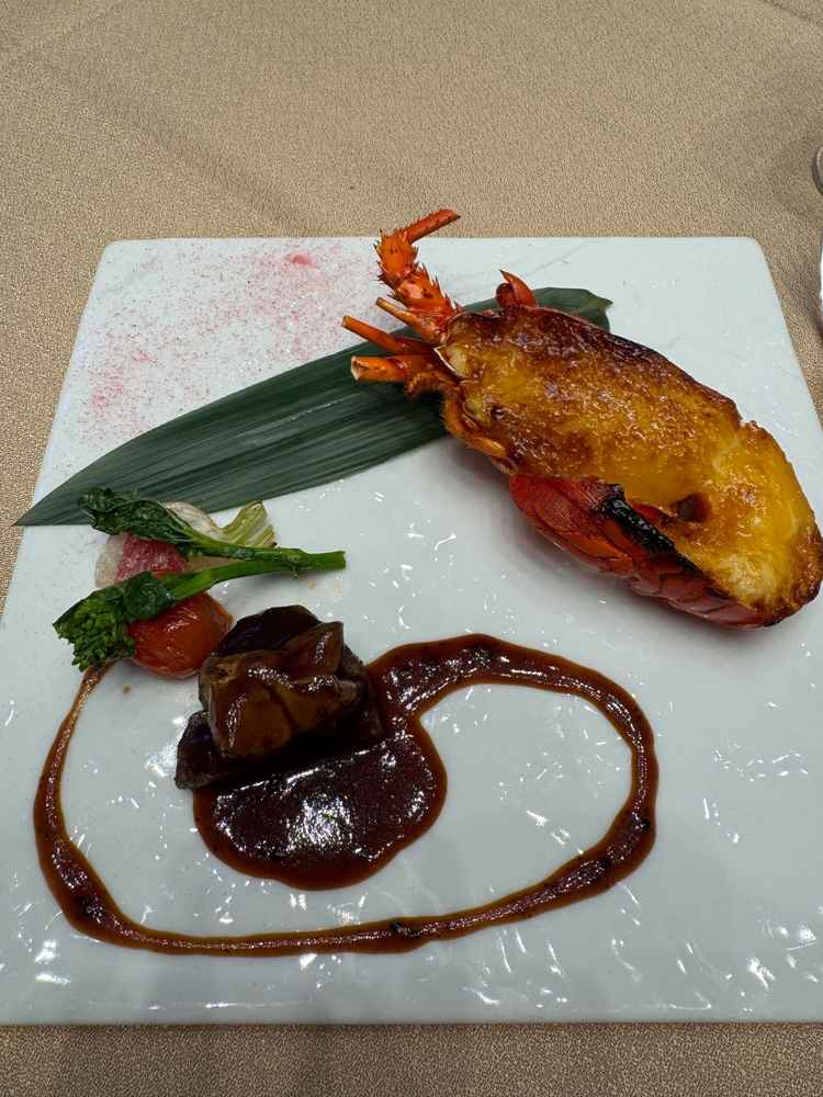 伊勢海老のグラタン、ステーキとフォアグラとても美味しかった。