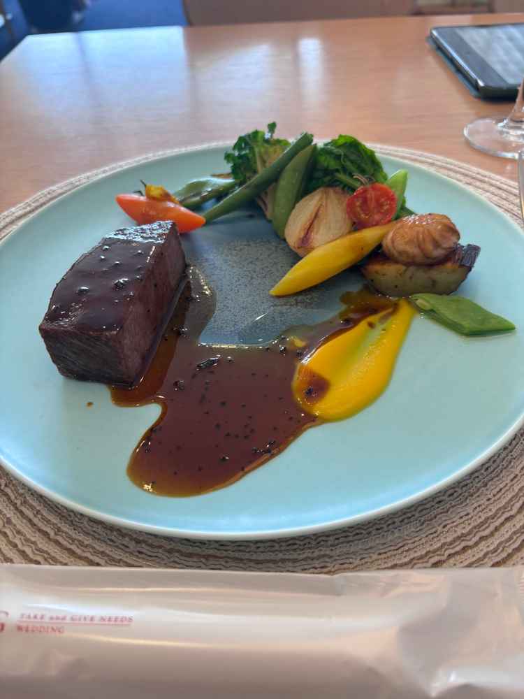 試食で頂いた黒毛和牛のステーキと季節野菜の品々　ステーキは霜が降っており油の甘みをよく感じられました