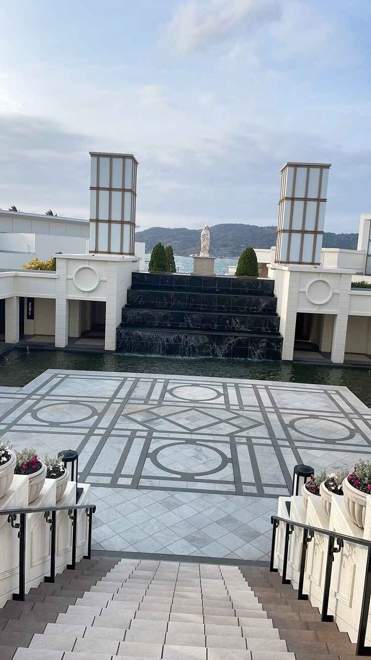 大聖堂から出て皆様からフラワーシャワー等をしていただく場所。海も見えてとても綺麗。