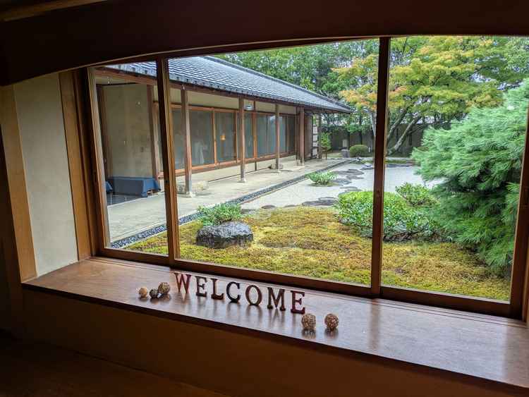 入ってすぐ見えるお庭。雨でも日本庭園が綺麗でした。ウェルカムボードなど自由に飾りつけできるとのこと。