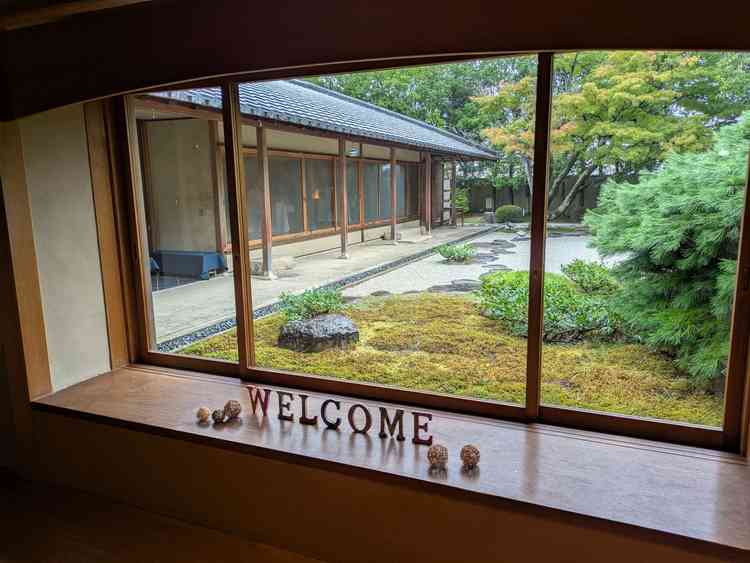 入ってすぐ見えるお庭。雨でも日本庭園が綺麗でした。ウェルカムボードなど自由に飾りつけできるとのこと。