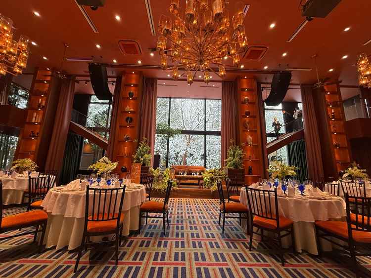 メインダイニングの雰囲気が素晴らしかった。外から入る光がドレスを輝かせるイメージが湧きました