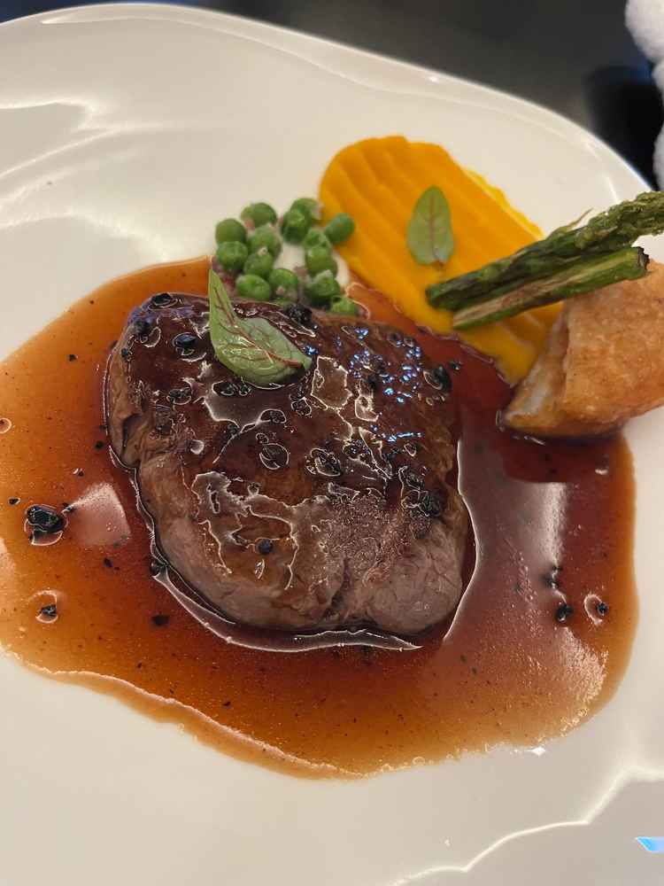 メインのフィレステーキです。赤ワインソースが美味しかったです