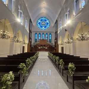 白を基調とした豪華なチャペル