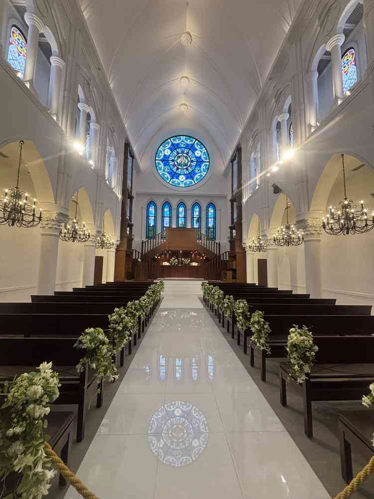 白を基調とした豪華なチャペル