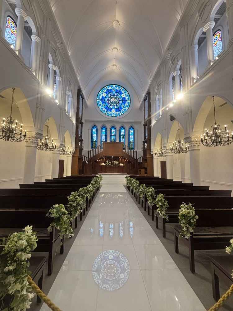 白を基調とした豪華なチャペル