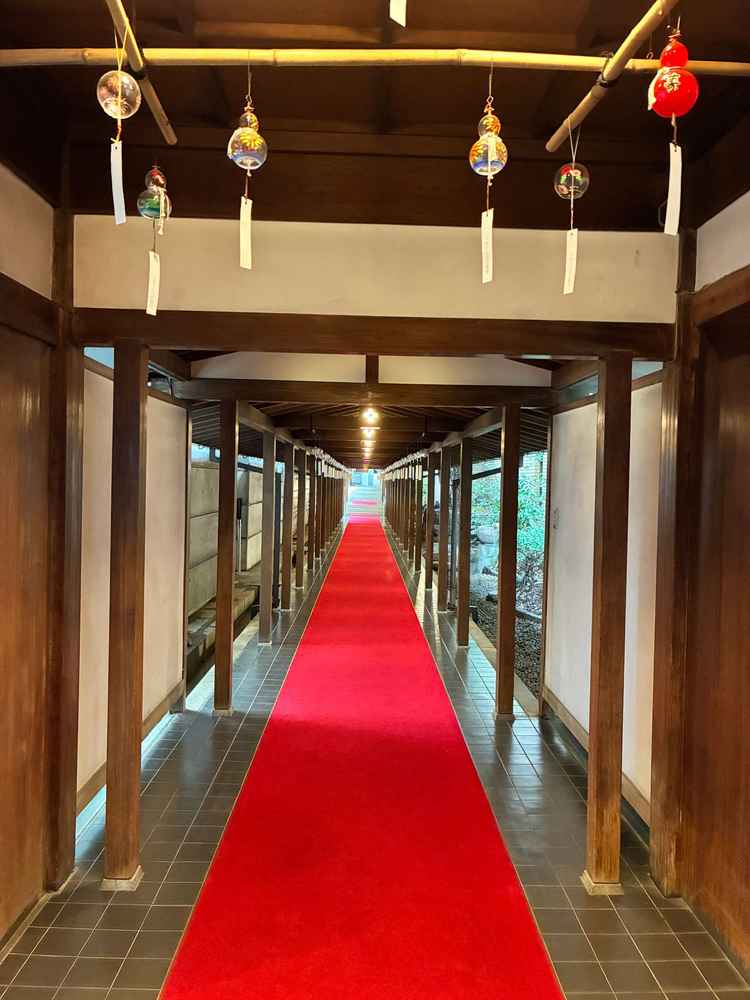 雨天時でも参列者が挙式会場まで移動するために使うことができる移動場所です。風鈴がとても素敵でした。