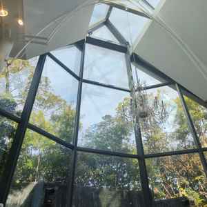 滝の見えるチャペル。自然光も入り日中の晴れた日での式が理想だと思いました。