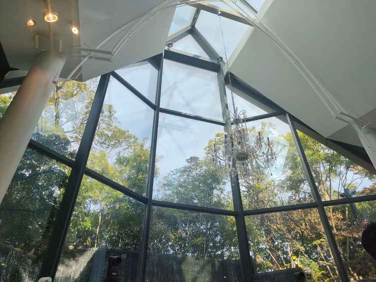 滝の見えるチャペル。自然光も入り日中の晴れた日での式が理想だと思いました。