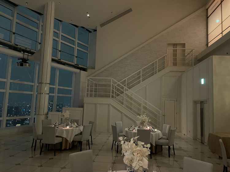 披露宴会場の様子。天井が高く階段を使った演出も可能でした