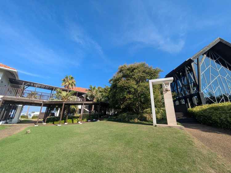 挙式会場を出た屋外でフラワーシャワーをするそうです！