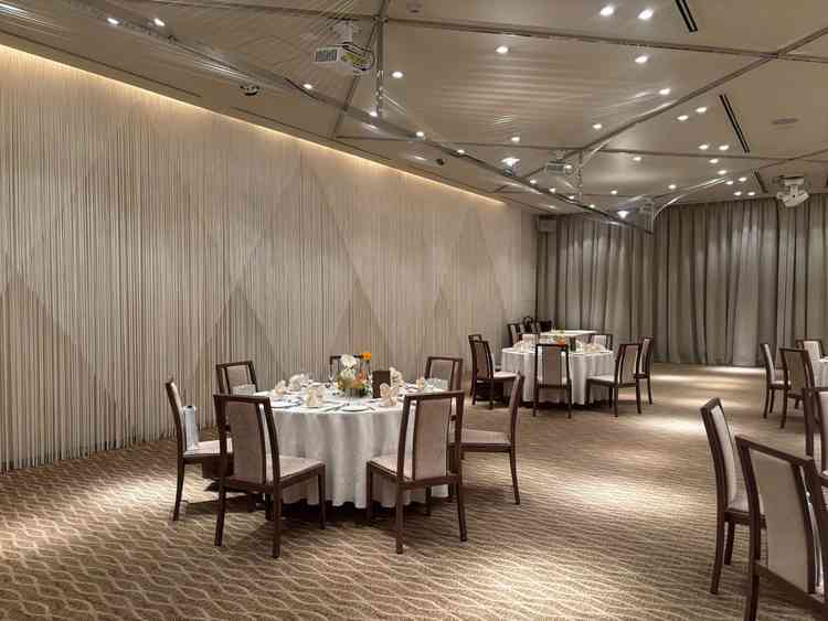 披露宴会場1。糸カーテンがとても素敵でした。プロジェクターや音響設備がとても充実してました。