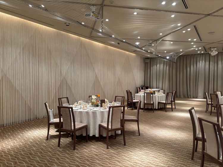 披露宴会場1。糸カーテンがとても素敵でした。プロジェクターや音響設備がとても充実してました。