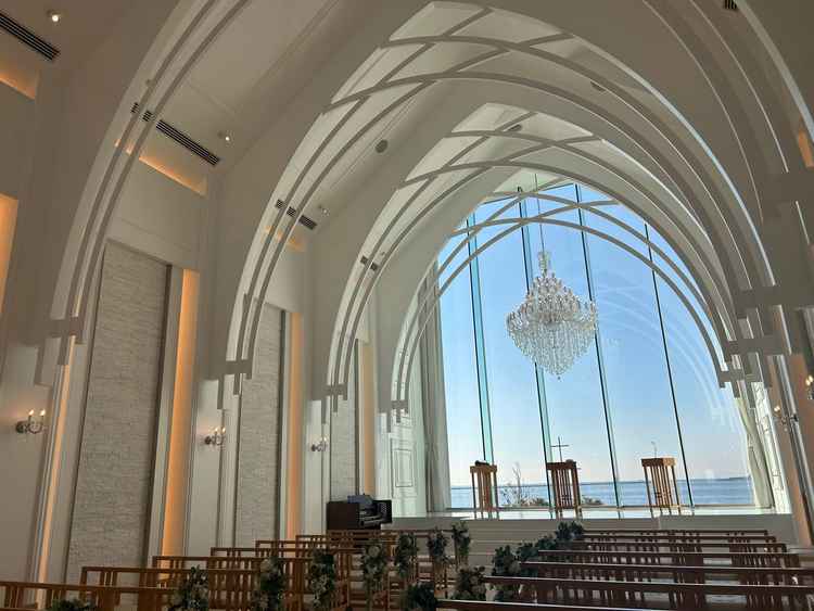 チャペルの写真。大きなシャンデリアが印象的でした。