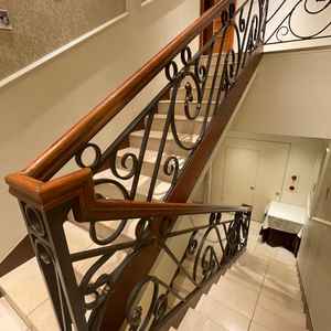 階段の壁に、写真を貼ってゲストが楽しめる工夫ができる。