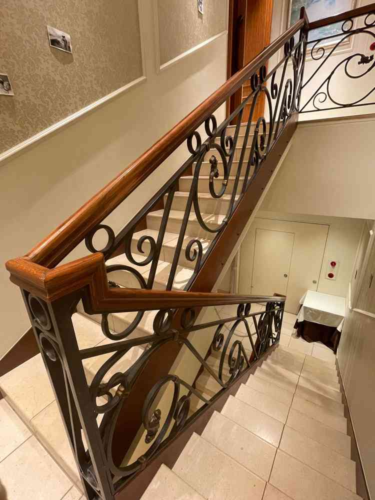 階段の壁に、写真を貼ってゲストが楽しめる工夫ができる。