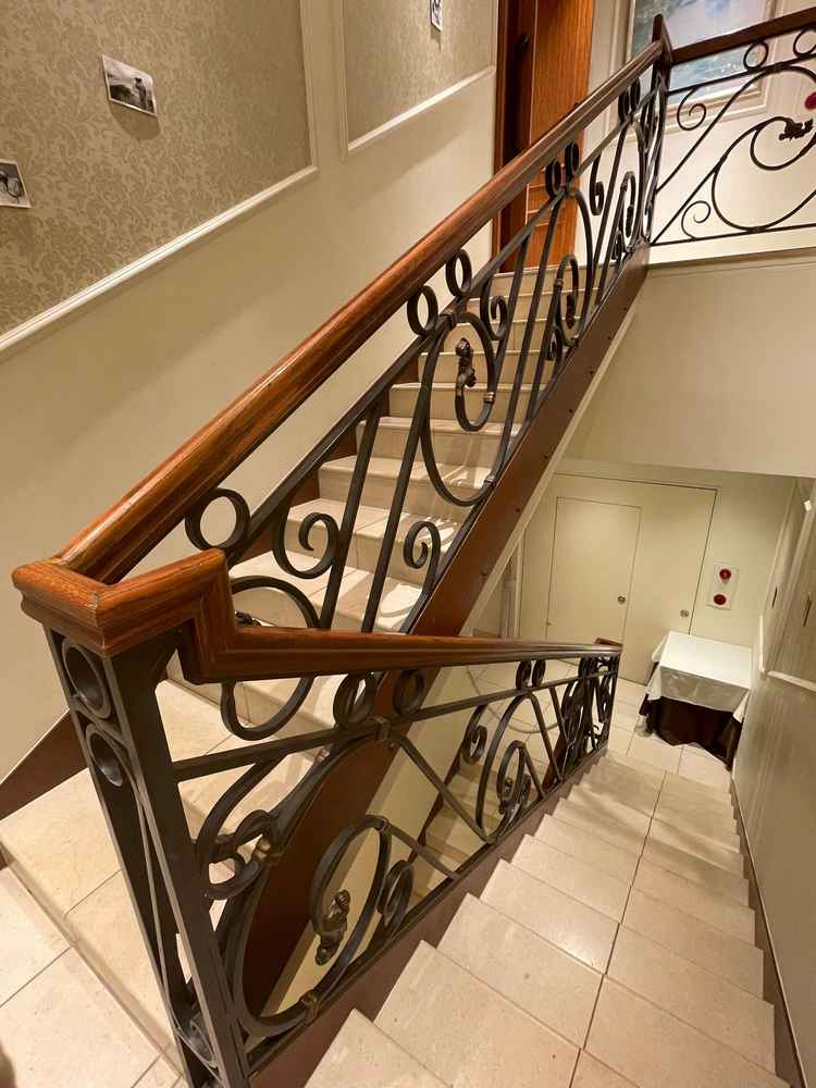 階段の壁に、写真を貼ってゲストが楽しめる工夫ができる。