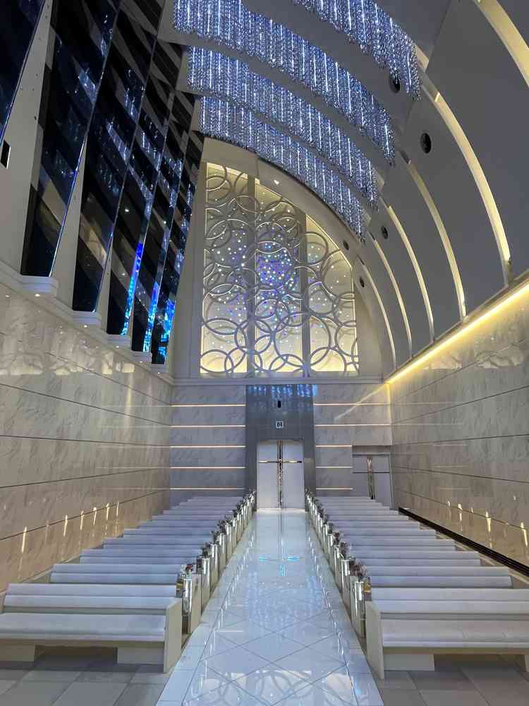 チャペルは2種類あり、寒色系と暖色系がある。我々は寒色系の方が好みであった。招待客用の椅子も高級感有