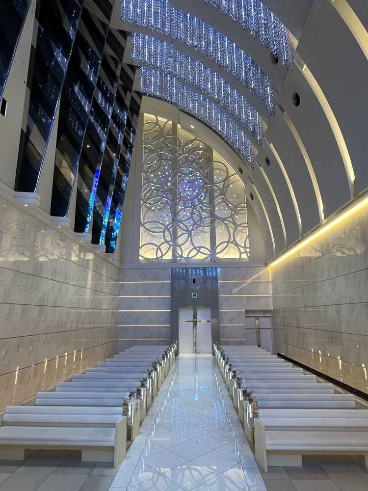 チャペルは2種類あり、寒色系と暖色系がある。我々は寒色系の方が好みであった。招待客用の椅子も高級感有