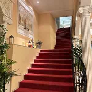 入り口からチャペルへ向かう階段