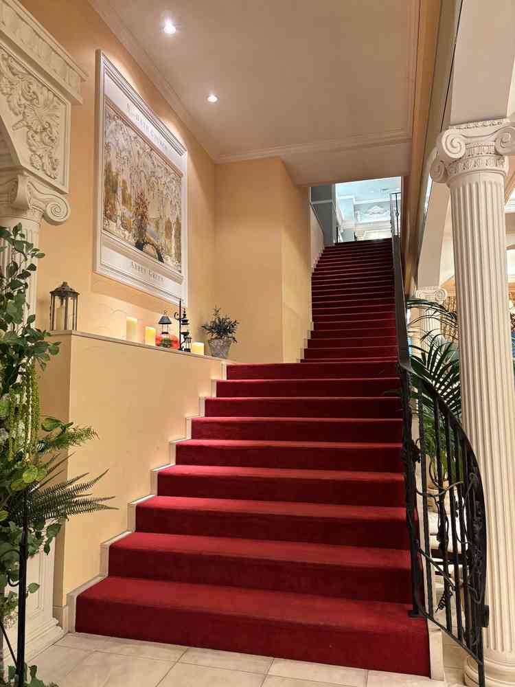 入り口からチャペルへ向かう階段