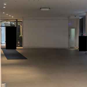 入口には大きなスクリーンがあり、結婚式のための映像を流すことができる。