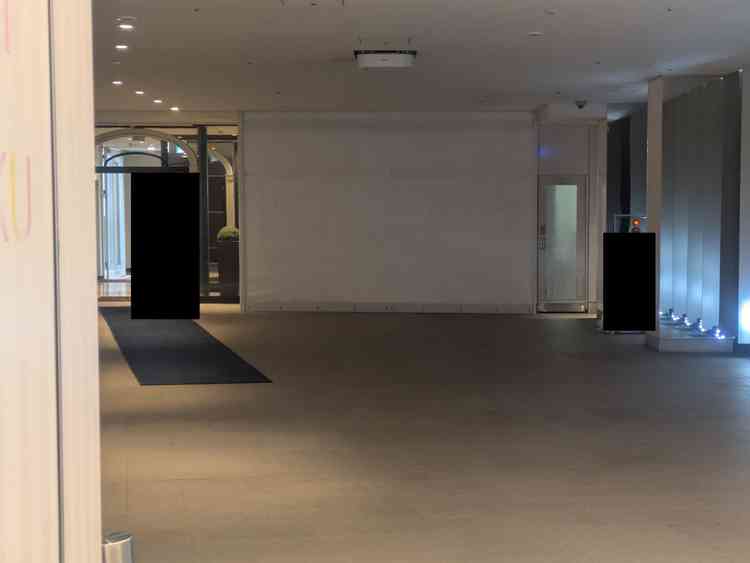 入口には大きなスクリーンがあり、結婚式のための映像を流すことができる。