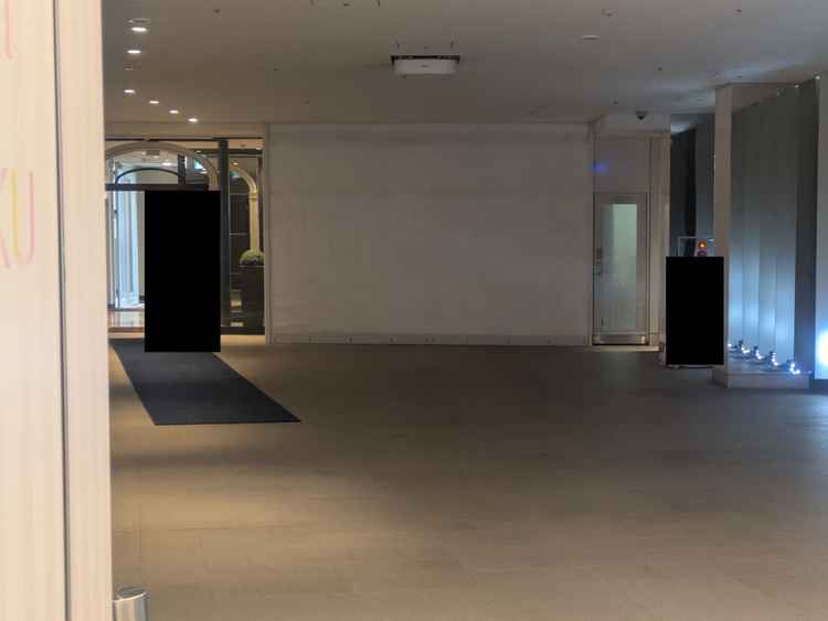 入口には大きなスクリーンがあり、結婚式のための映像を流すことができる。