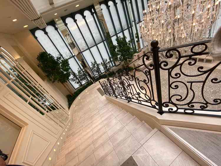 フラワーシャワーのできる階段。光は入るが室内なので天候に左右されず雨天時でも安心できる場所