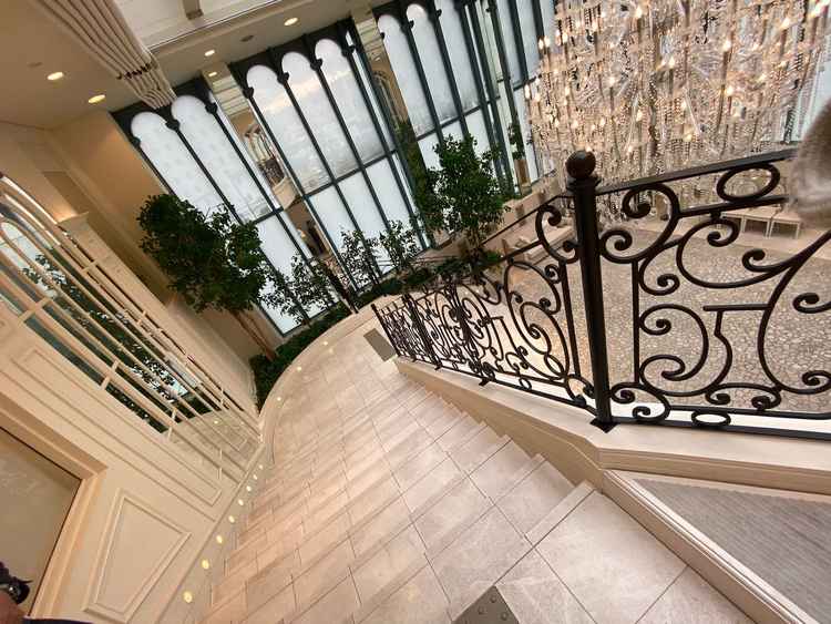 フラワーシャワーのできる階段。光は入るが室内なので天候に左右されず雨天時でも安心できる場所