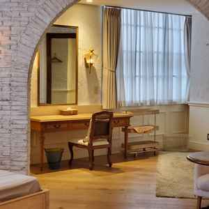 新郎新婦の準備をするお部屋です。リラックスできる雰囲気。大きな鏡や、カーテンの間仕切りもあり。