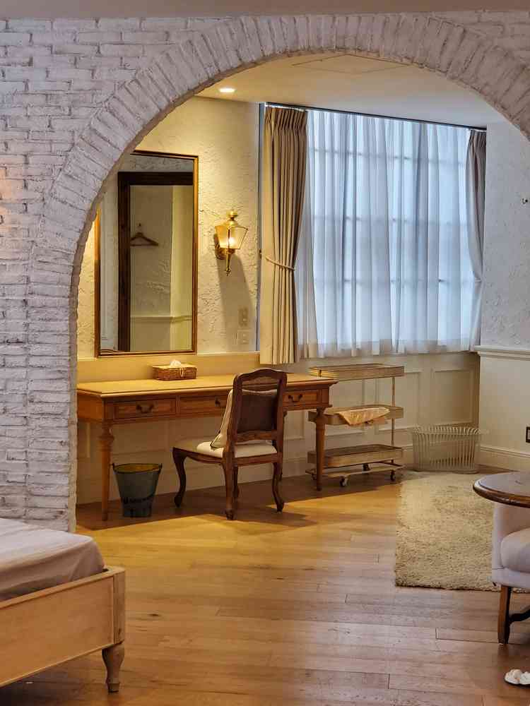 新郎新婦の準備をするお部屋です。リラックスできる雰囲気。大きな鏡や、カーテンの間仕切りもあり。